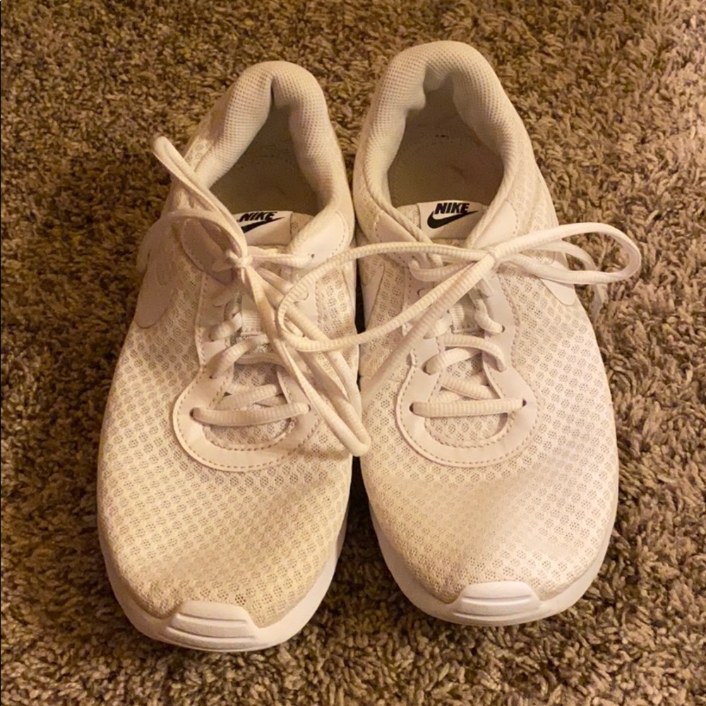 white nike running tennis shoes